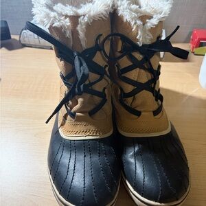Sorel Women's Boots in Black and Tan with Faux Fur Lining Women Size US 10